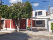 En Venta Casa en Alamos, Hermoso Jardín, Fuente, Cuarto Servicio, Remodelada !!