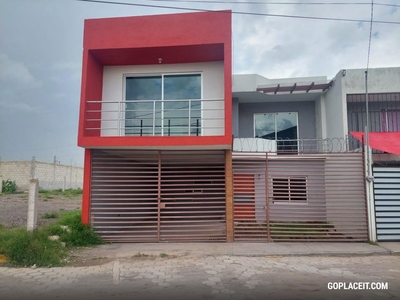 Casa en venta de tres recamaras en Santa Ana Chiautempan, Tlaxcala, Xaxala - 2 baños