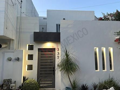 Excelente Opción De Casa En Zona Tranquila En Colonia Privada En San Nicolas