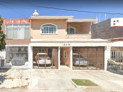 HERMOSA CASA DE 2 IVELES EN PASEO DE LOS TEJOCOTES ZAPOPAN