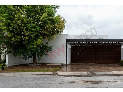 Casa Con Alberca Y Recámara En Planta Baja, En Renta En Las Trojes.