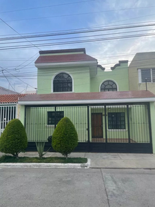 Hermosa Casa, Ubicada En Colonia Residencial