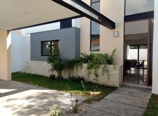 Doomos. Hermosa Casa en Venta,4 Rec( 1 Rec en primera planta), Privada Ya ax-Beh, Conkal,Merida,Yucatán.