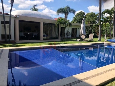 Se vende residencia en Lomas de Cocoyoc, Morelos.-