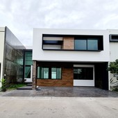 Casa Estilo Minimalista - Contemporáneo (Mucho Jardín)