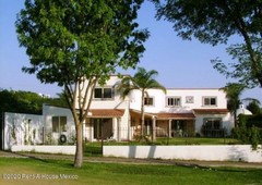Se vende hermosa casa colonial en villas del meson con amplio jardin y ubicacion