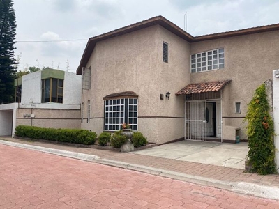 CASA EN VENTA EN QUERETARO A UNOS PASOS DE LOS ARCOS CON USO DE SUELO COMERCIAL