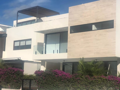 Casa Nueva En Renta, 3 Recámaras, Paneles Solares, Jacuzzi, Roof Top, Isla Dorada, Cancún.