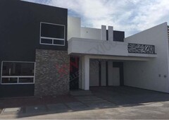 Casa en Venta con Recámara en Planta Baja, Tamarindos, Las Quintas, Torreón, Coahuila