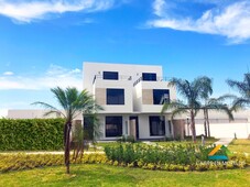 en venta, casa con alberca, 3 recamaras 2 .5 baños - 121 m2