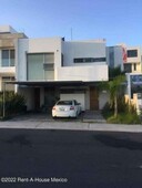 lomas de juriquilla. casa con roof garden y cuarto de servicio, venta