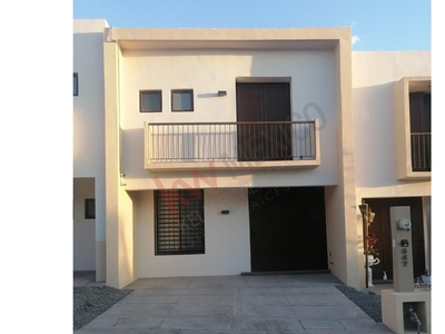 Casa en renta en Fraccionamiento Residencial Arras Norte, por el Blvd. José María Morelos, con casa club