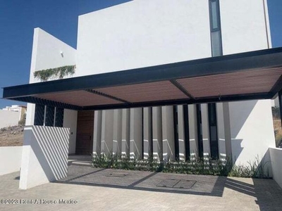 Lomas de Juriquilla. VENTA - Casa con recámara en planta baja y sala de TV