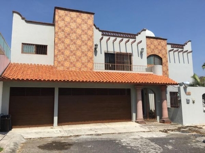 SE VENDE HERMOSA CASA EN EL FRACC. LOMAS RESIDENCIAL, ALVARADO, VER.