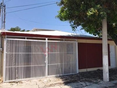 Casa De Una Sola Planta En Venta En La Colonia Torreon Residencial
