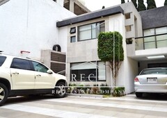 ¡Residencia con hermoso jardín! - 4 estacionamientos