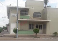 Amplia residencia en venta en la ciudad de Guasave Sinaloa con excelente ubicación en esquina