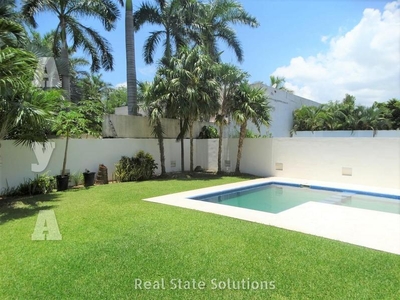 Casa en Venta/Renta, 4 Recámaras, 10 Paneles Solares, Piscina, Residencial Cumbres, Cancún