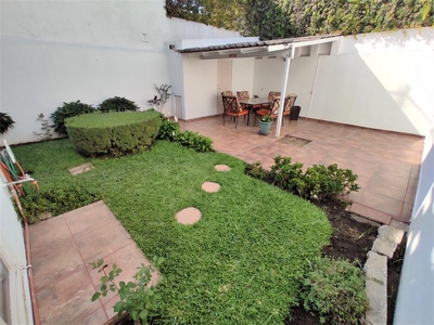 Casa con jardin y habitacion en planta baja en Providencia