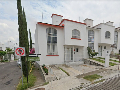 Casa En Venta De Remate Bancario En Fraccionamiento Misión De Santa Sofía Querétaro