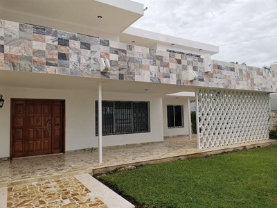 Amplia casa con paneles solares y piscina en Campestre, Mérida renta