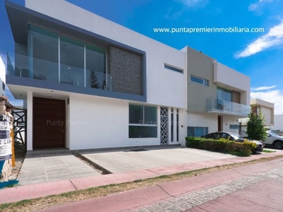 Casa de Lujo en Venta en La Rioja Zona Sur Santa Anita Tlajomulco