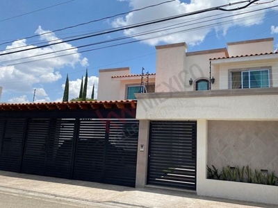 CASA EN VENTA EN JURIQUILLA CON ALBERCA PROPIA Y AMPLIO JARDIN