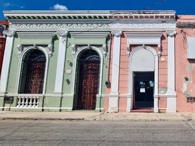 EN VENTA AMPLIA CASA EN LA CALLE 47 Y PRIMER CUADRO DEL CENTRO DE MERIDA