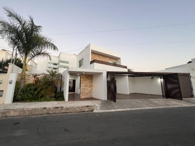 Elegante y Grande Casa con Alberca y 3 Habitaciones en Benito Juárez Norte en Venta