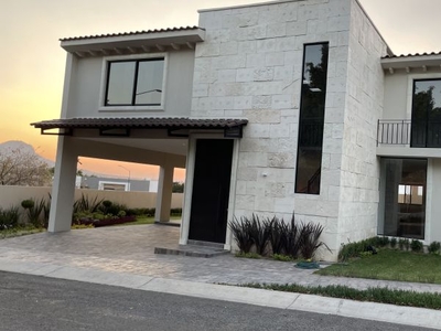 En Venta casa en Privada Santa Fe en Villas de Irapuato.