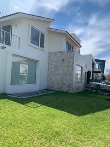 En Venta Residencia en El Campanario, en Esquina, Junto al Lago, Hermoso Jardín