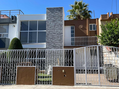 Casa En Renta, Remodelada, Ubicada En Fuentes De Satélite