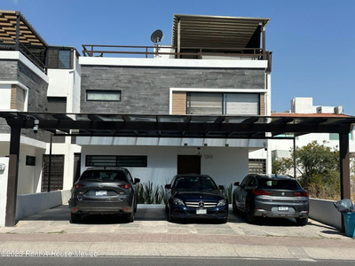 El Refugio - Renta. Casa Con Roof Garden, Family Room, 4 Recamaras