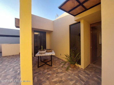 Zibata. Casa Amueblada, Recamara En Planta Baja - Venta