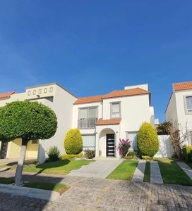 CASA EN VENTA CON JARDÍN EN LOMAS DE ANGELOPOLIS 1