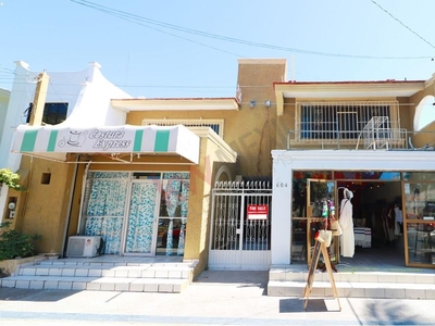 Casa en venta con locales comerciales en calle Carnaval Playa Sur en el centro de Mazatlán