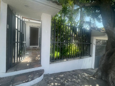 EN VENTA CASA SOLA EN LA COL. DEL LAGO, CUERNAVACA, MORELOS.