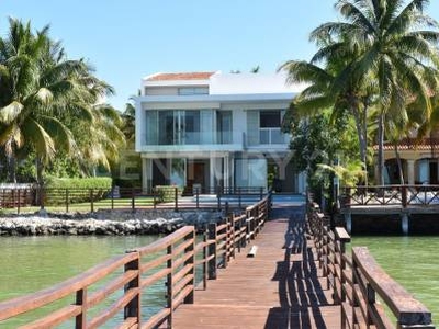 Venta Casa en Condominio Isla Dorada con Muelle en Zona Hotelera Cancún C3220