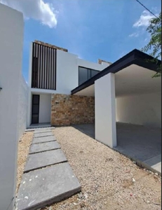 Doomos. 3 habitaciones, piscina y cochera techada, CASA en venta en Mérida, entrega inmediata