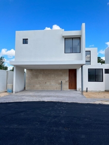 Doomos. Bonita Casa en Venta en Privada, Zona Norte de Mérida con Amenidades