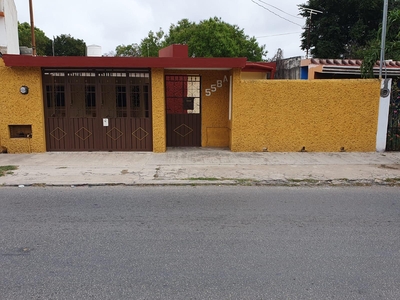 Doomos. Casa 2 Habitaciones Un Piso en Colonia Azcorra, Merida