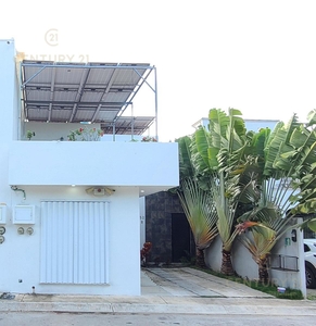 Doomos. Casa amplia de 4 habitaciones con paneles solares y local comercial ubicada frente a parque en Colonia Cataluña II P4083