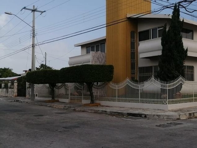 Doomos. CASA AMPLIA EN VENTA MERIDA, CAMPESTRE EN ESQUINA (GVC-2216)