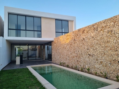 Doomos. Casa con doble altura, alberca privada, barra de entretenimiento jardin interior