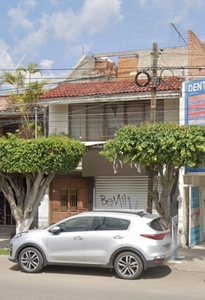 Doomos. Casa con local sobre Blvd San Pedro, excelente para uso comercial, colonia San Isidro, León Gto