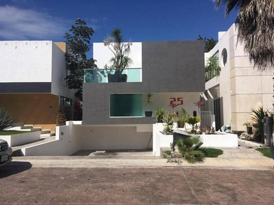 Doomos. Casa con PISCINA en Venta. Residencial Cumbres, Cancún, Q.Roo