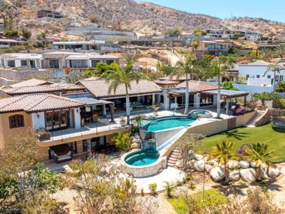Doomos. Casa con ventanales grandes, jardín y alberca privada con fuente, terraza, Corredor Turístico, venta, San José del Cabo.