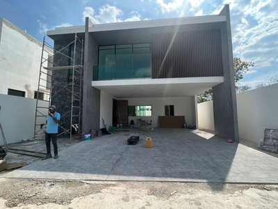 Doomos. Casa de 4 recámaras en venta en privada al norte de Merida