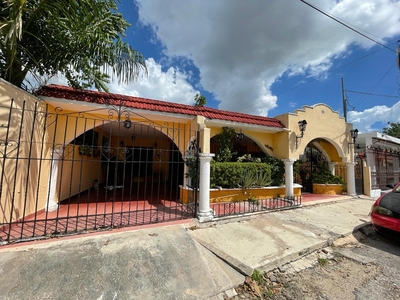 Doomos. Casa ded gran tamaño en el Centro de Mérida cerca de la Plancha