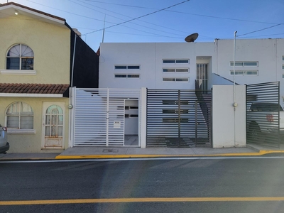 Doomos. Casa duplex planta baja en venta con dos habitaciones en Apizaco, Tlaxcala.